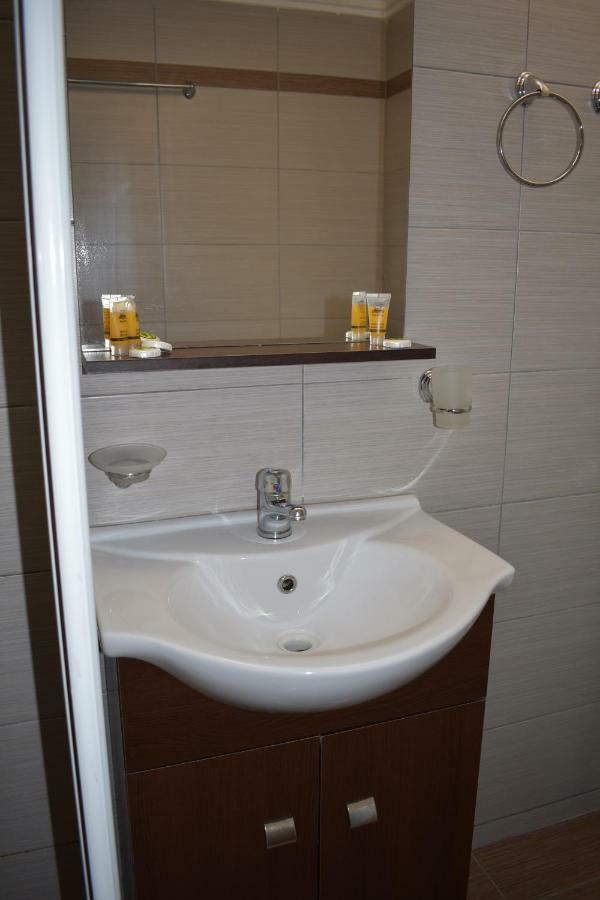 Cozy Apartment In Central Atena Exterior foto